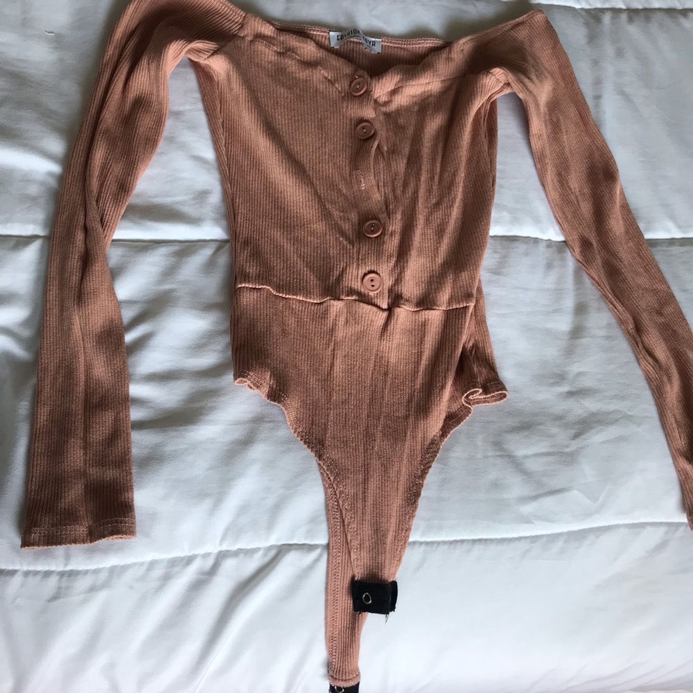 Shoulder long sleeve low rise button up